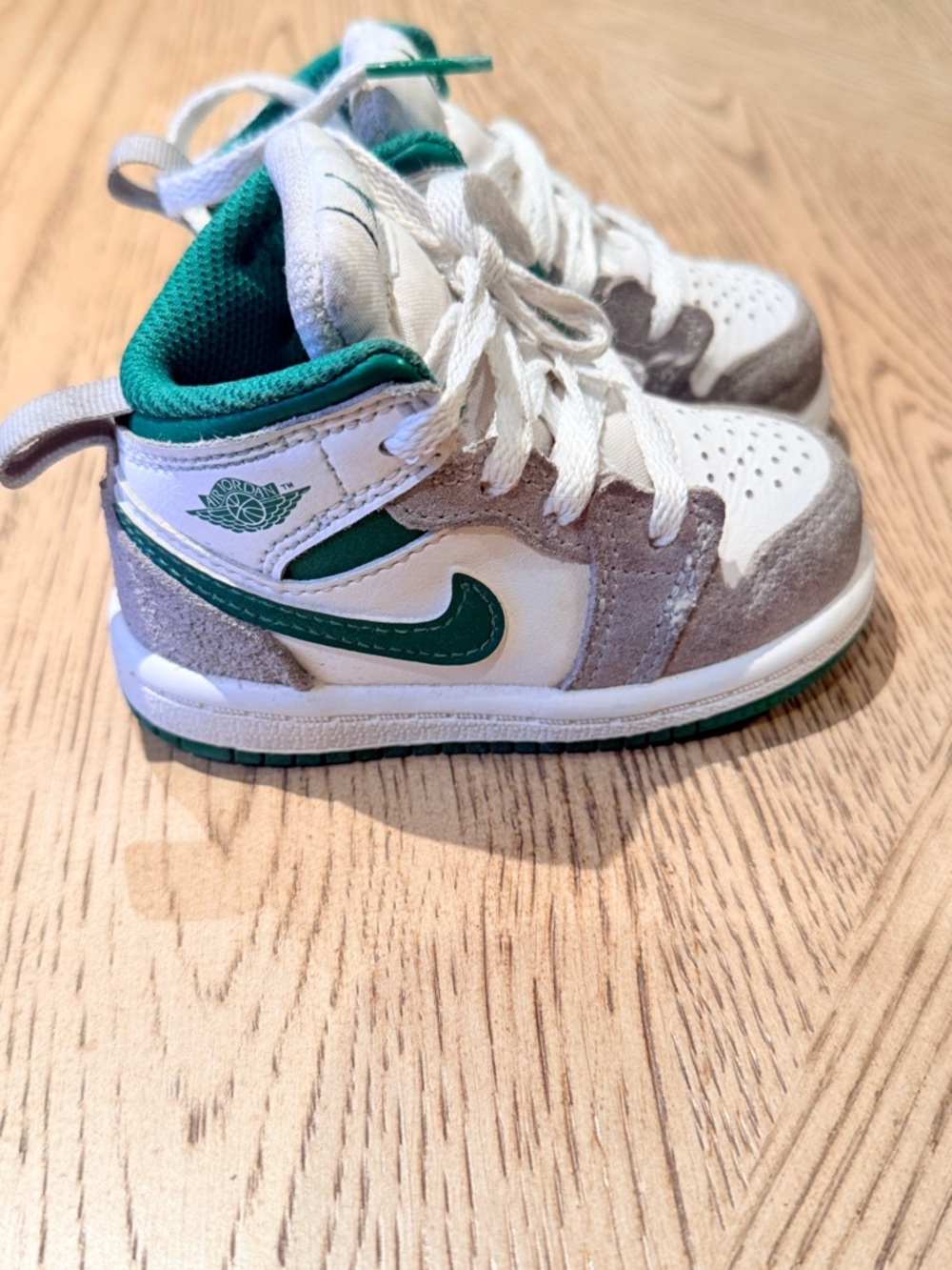 Nike Boys Air Jordan 1 Mid SE White Basketball Shoes Sneakers DC7249-103 Sz 4C